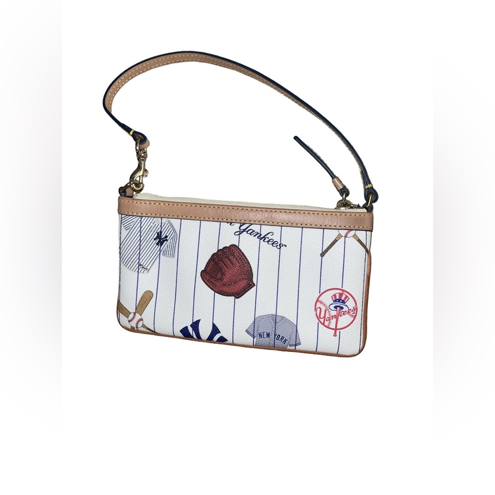 New Without Tags Dooney & Bourke MLB New York Yankees Wristlet *make offers* - Picture 2 of 8